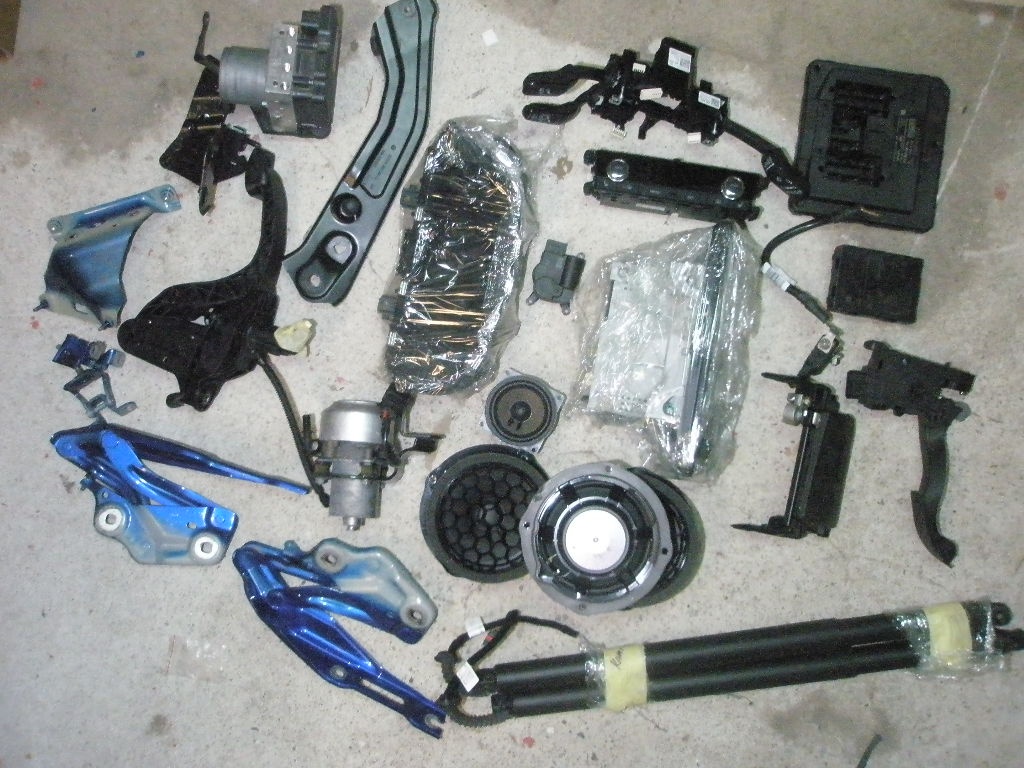 Prodám díly Škoda Kamiq atd. zrcátka kliky KESSY a další - 10