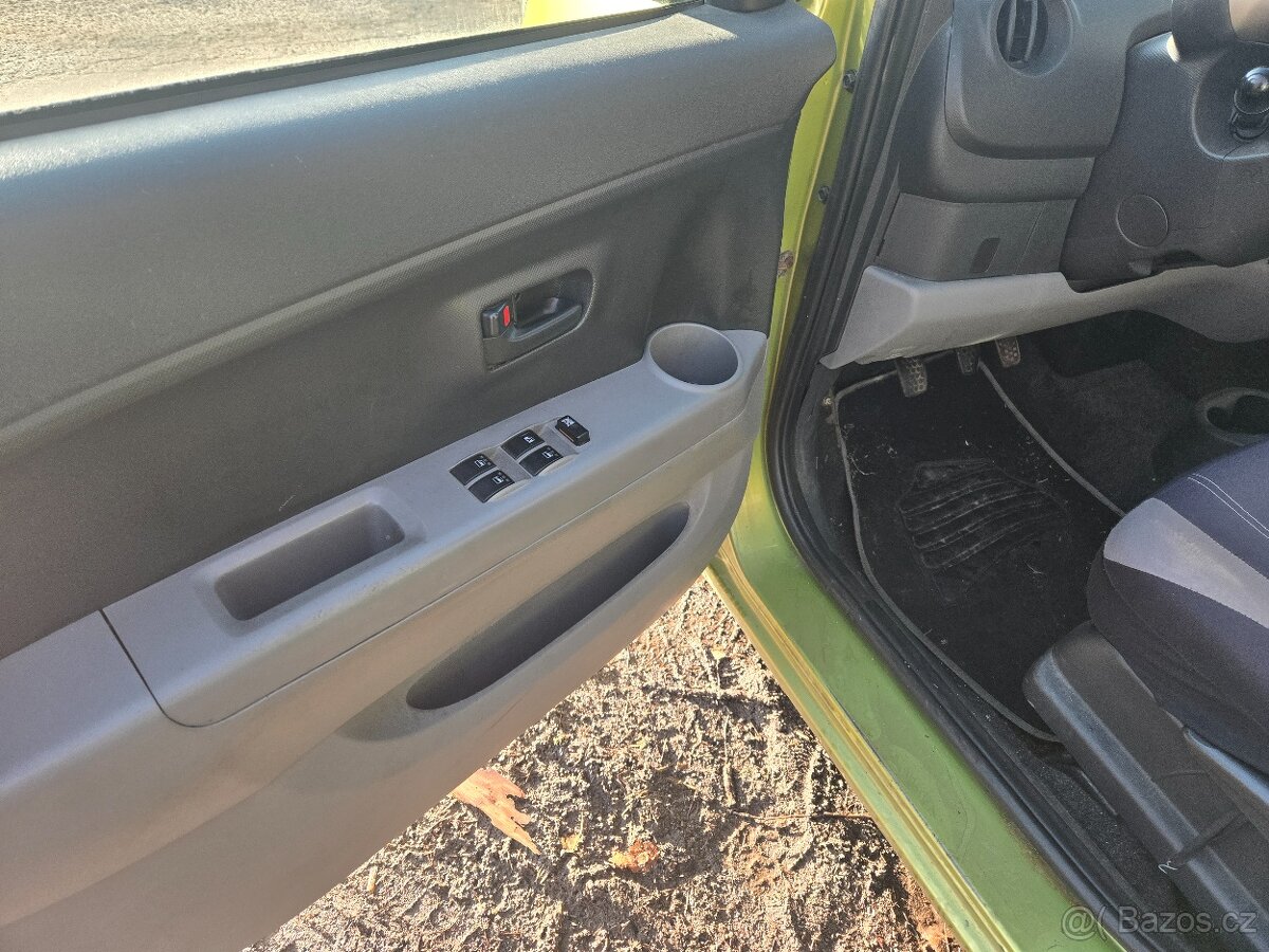 Daihatsu Sirion - 10