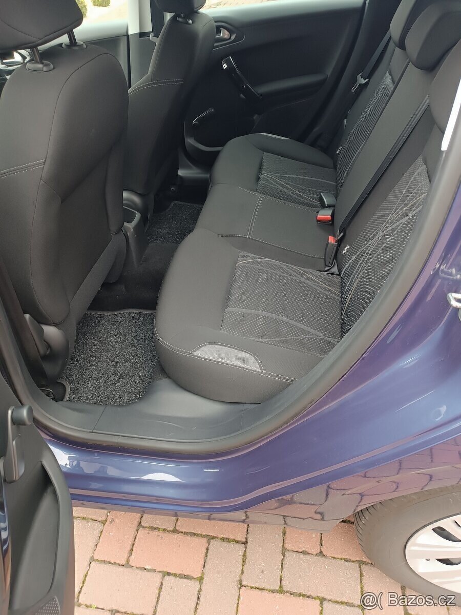Peugeot 208, najeto 61 TKM, metal. lak, motor 1,2 benzin - 10
