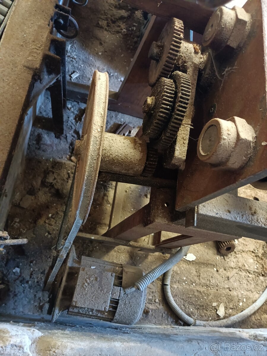 SLEVA Prodám soustruh na dřevo a kov+ frézovací přípravek - 10