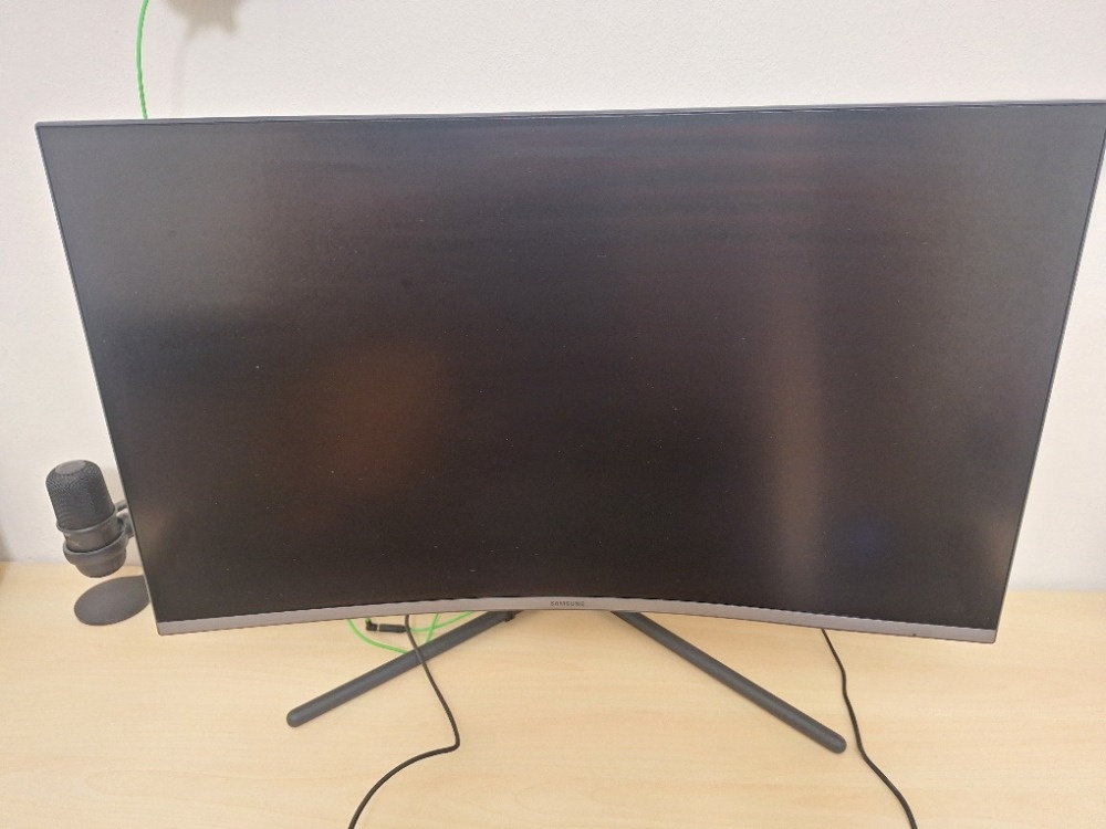 Prohnutý 32" 4K monitor Samsung U32R590 - 10