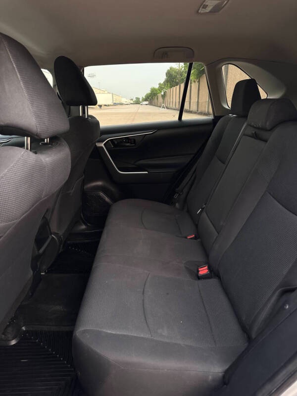 2021 Toyota RAV4 LE - 10