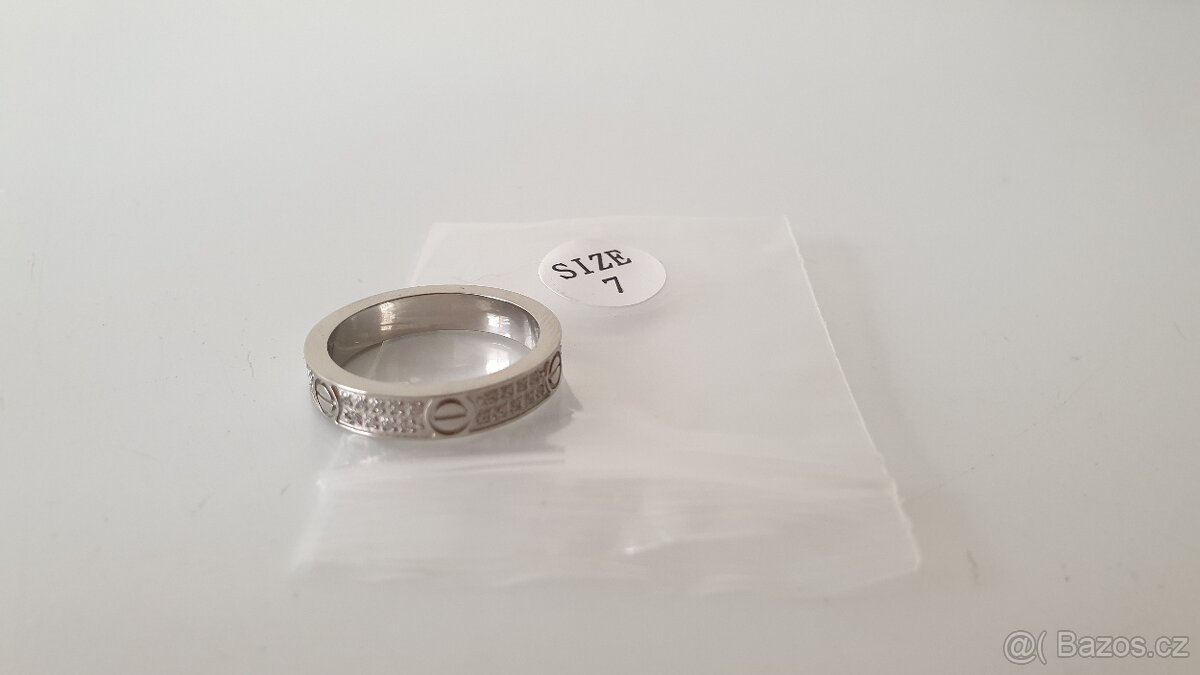 2x pavé Love ring - 10