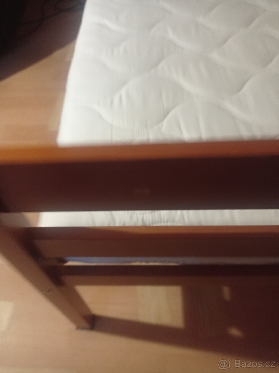 Dřevěná postel s matrací roštem a bočnicí - 10