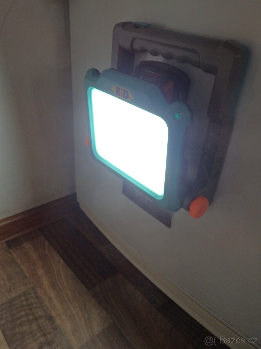 Aku LED světlo ULE3000 DeWALT, MILWAUKEE, Makita, Bosch - 10