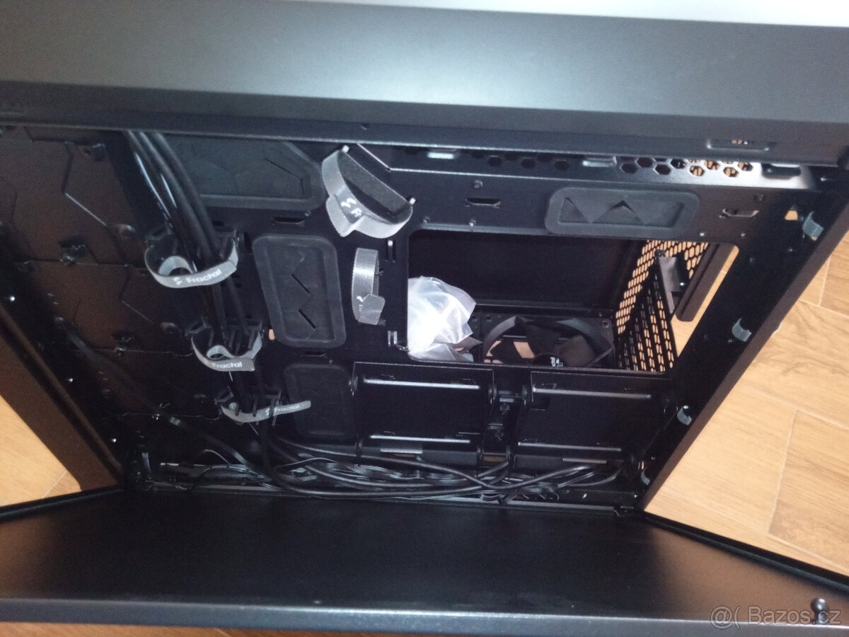 Fractal Design Torrent Black Solid/Big Tower/Černá - 10