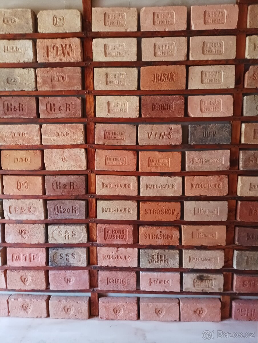 Prodám staré cihly s různými kolky - 10
