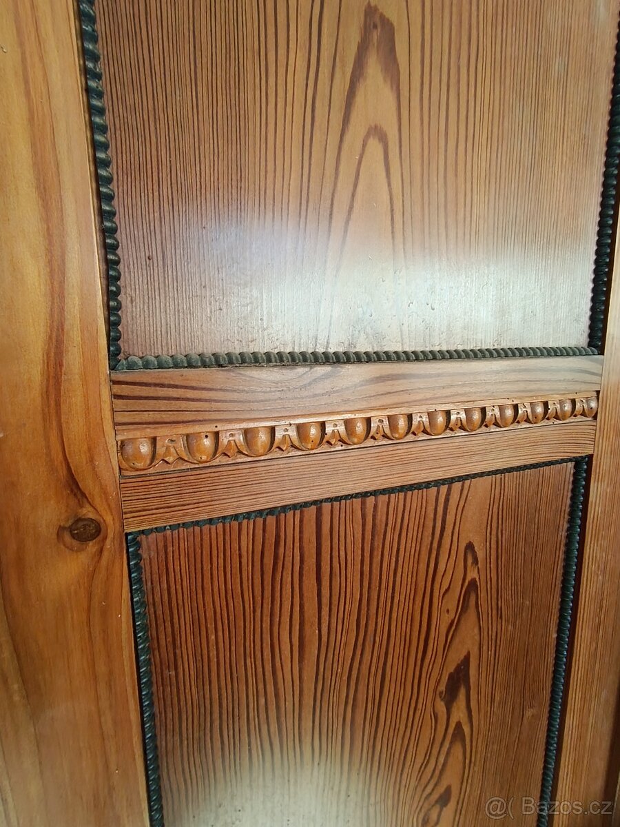 Starožitné skříně z masivu - 10