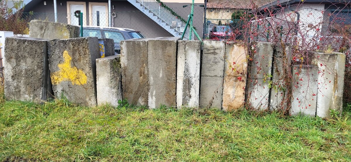 Prodám cihly bet.patky,str.panely,cihly,svody na okapy,pr.1 - 10