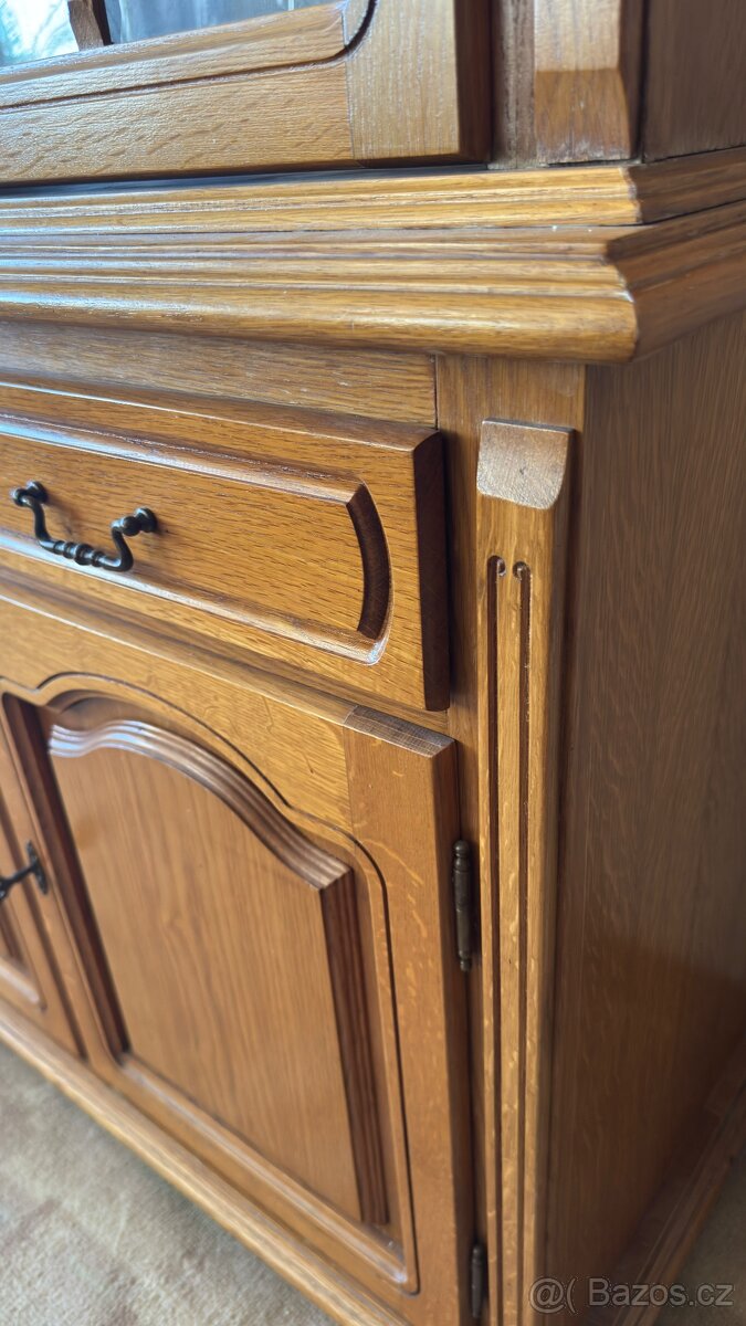 Masivní vitrína / příborník - 10