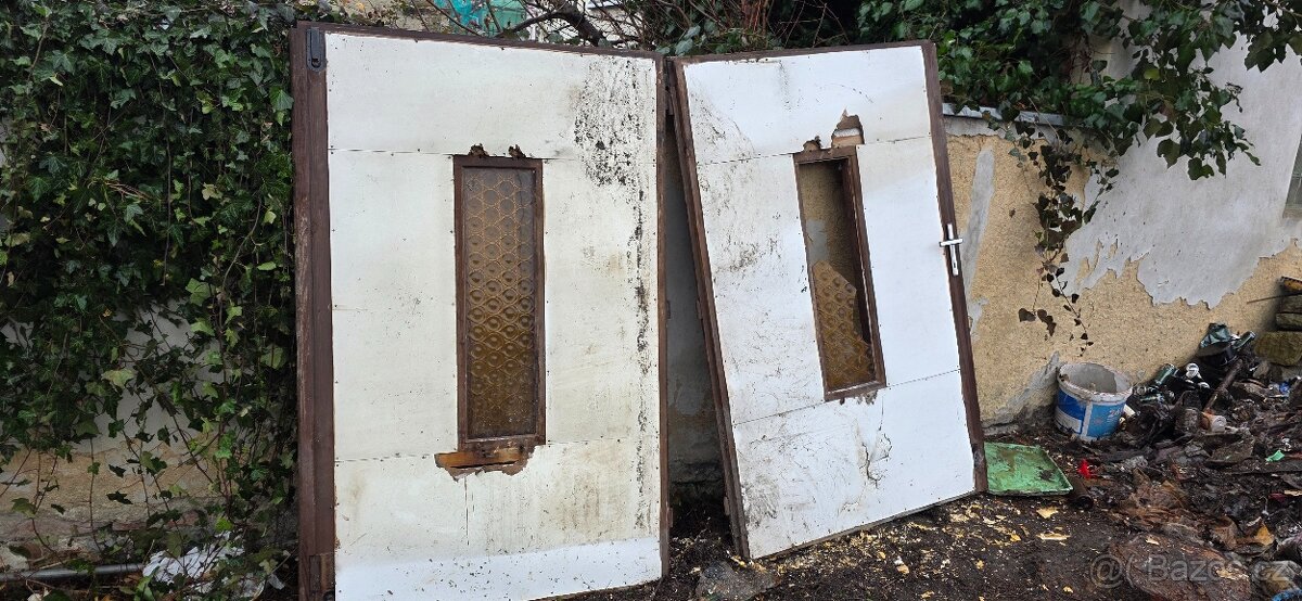 Stará dvoukřídla vrata do garáže z masivu - 10