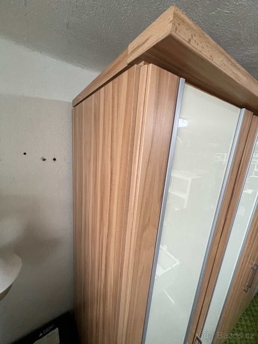 ŠATNÍ SKŘÍŇ 300 cm - 10