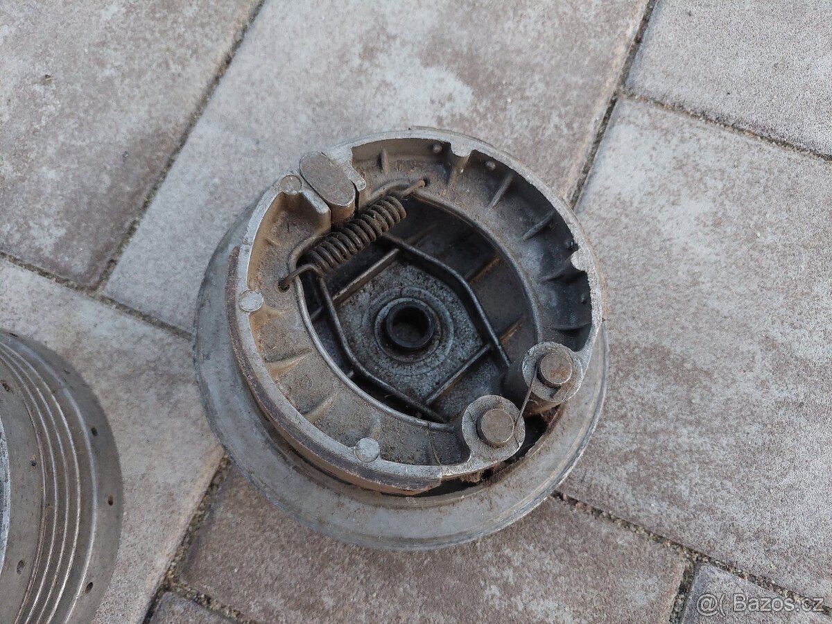 Jawa kyvacka - brzdovy štít, stred kola - 10