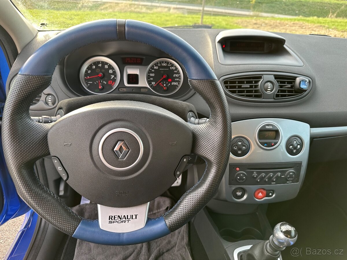 Renault Clio RS R 27 F1 Team - 10