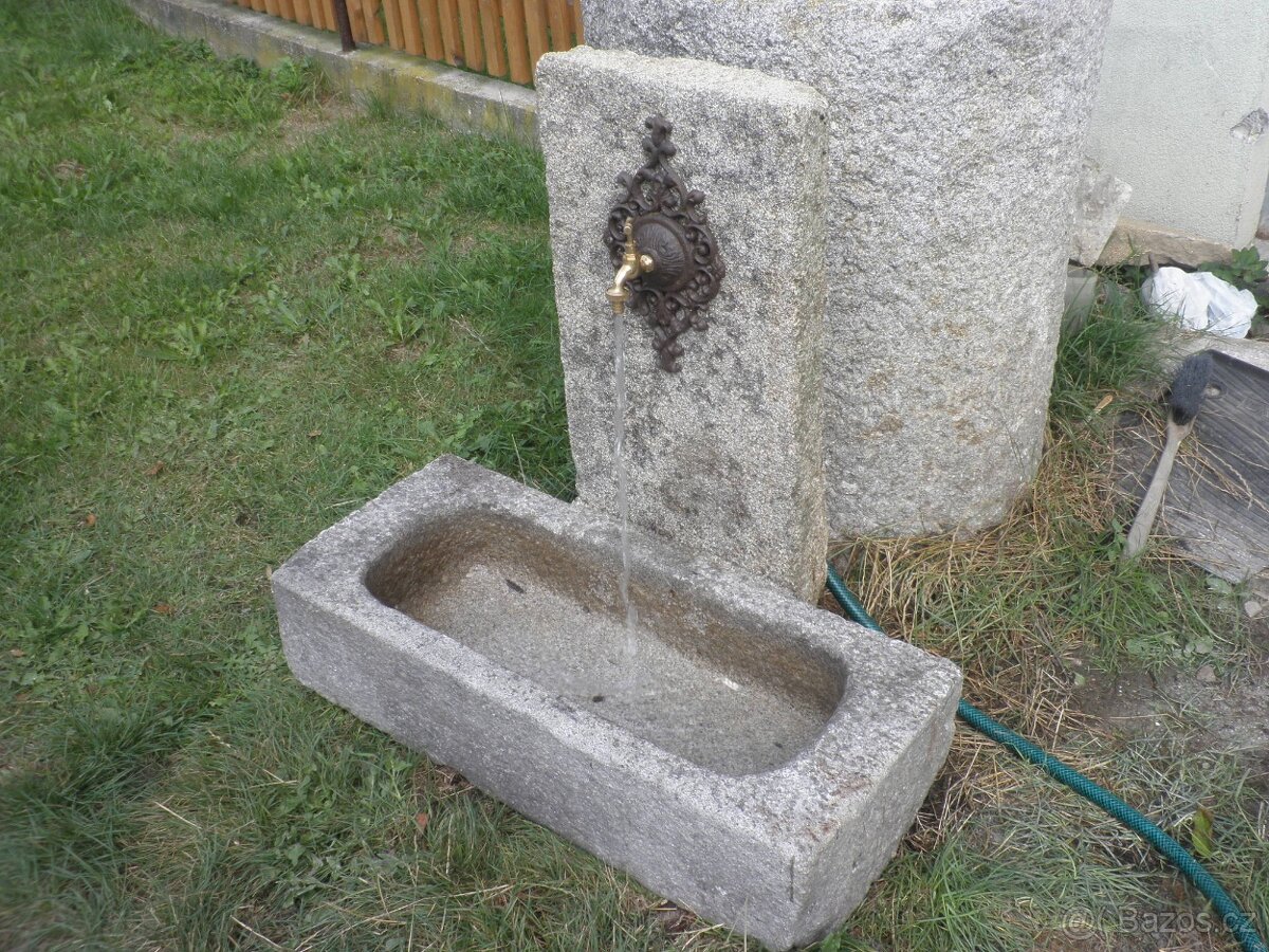 stará kamenná kašna s tekoucí vodou koryto kaménka - 10