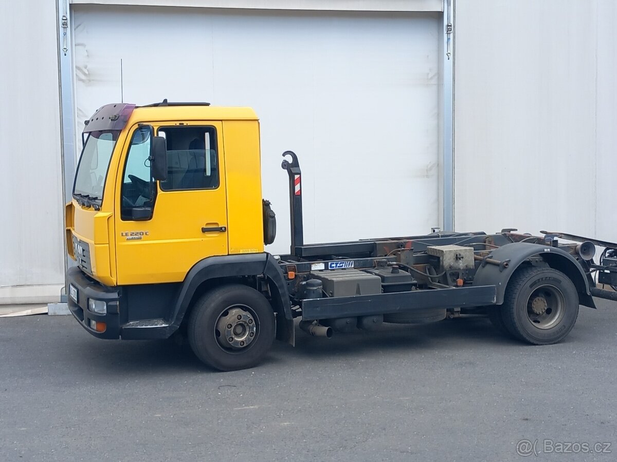 Man nosic kontejneru - 10