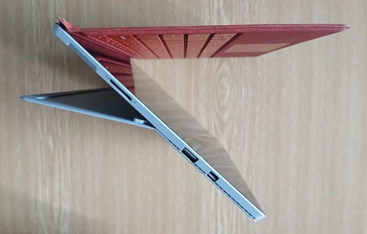 Výkonný tablet Microsoft Surface Pro 4 + klávesnice + pero - 10