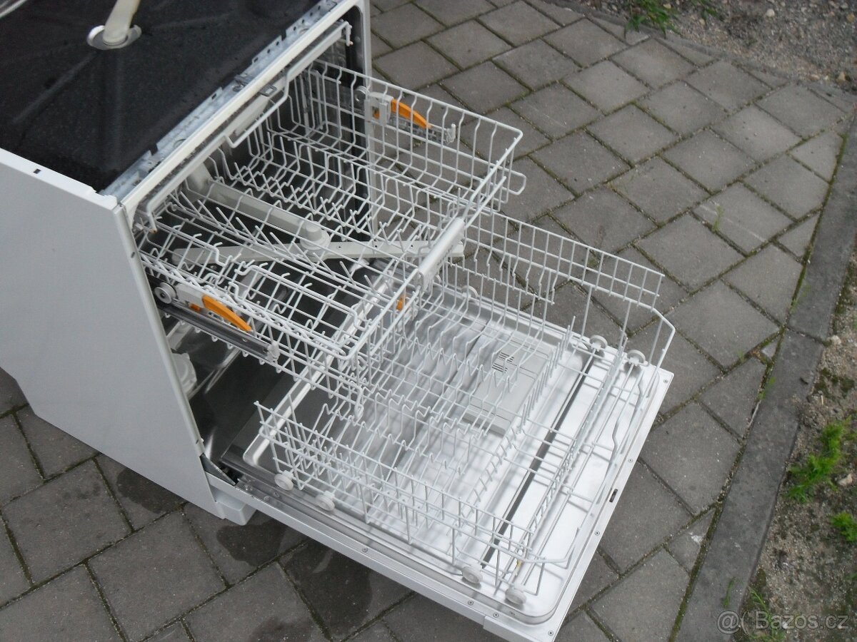 MIELE MYČKA,VOLNĚ STOJÍCÍ,POD KUCHYNSKOU LINKU,LCD,tř.A+ - 10