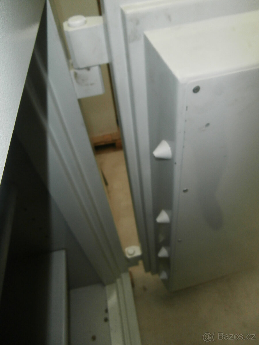 Trezor železobetonový bankovní za 12.000 kč - 10