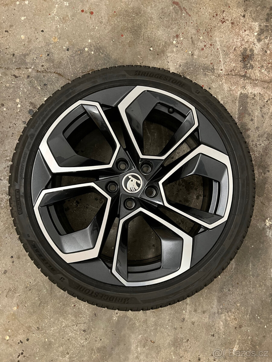 Octavia - originál komplet zimní kola.Jako nové.8mm.Přivezu - 10