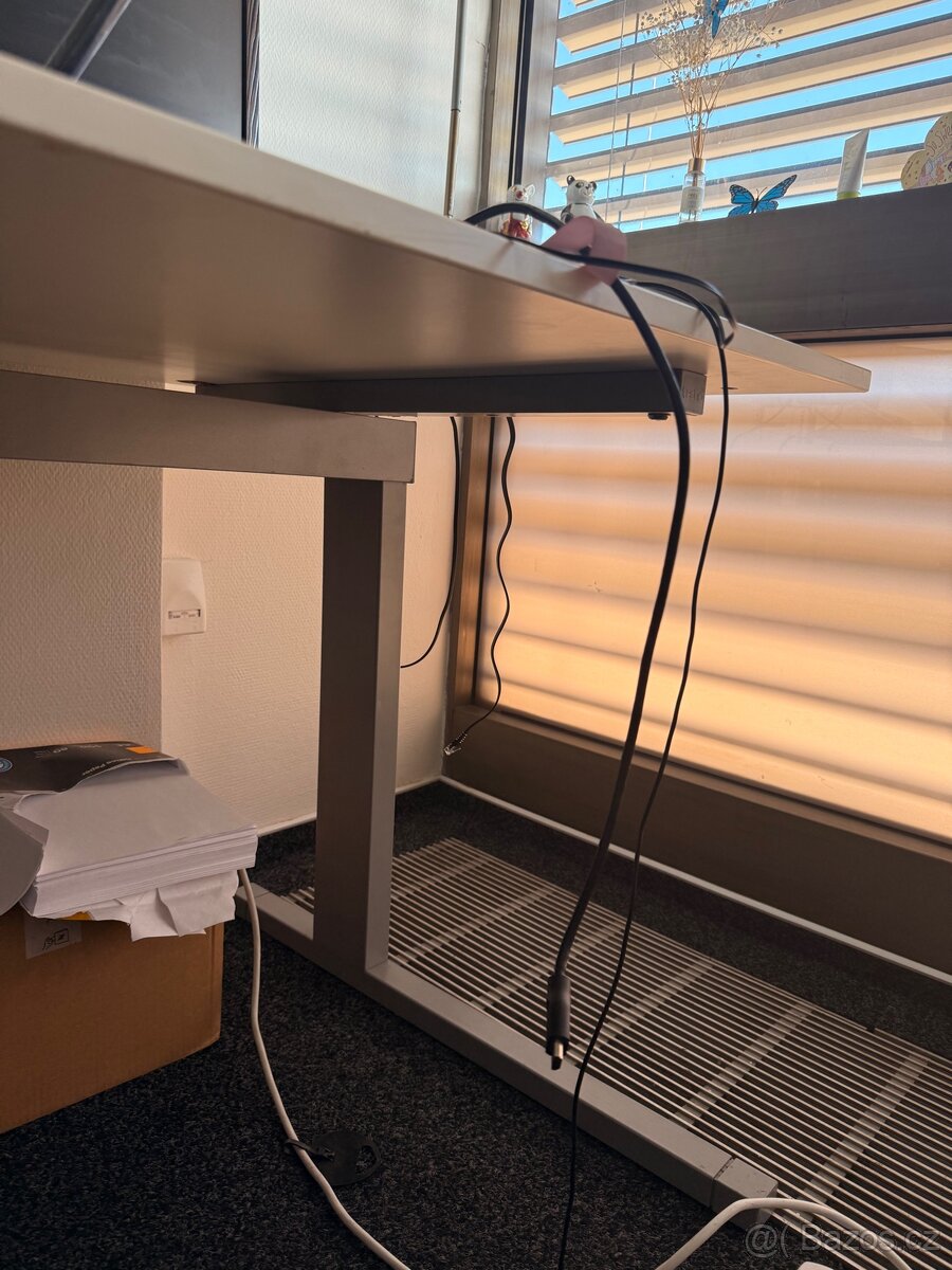 Kancelářský stůl - 10