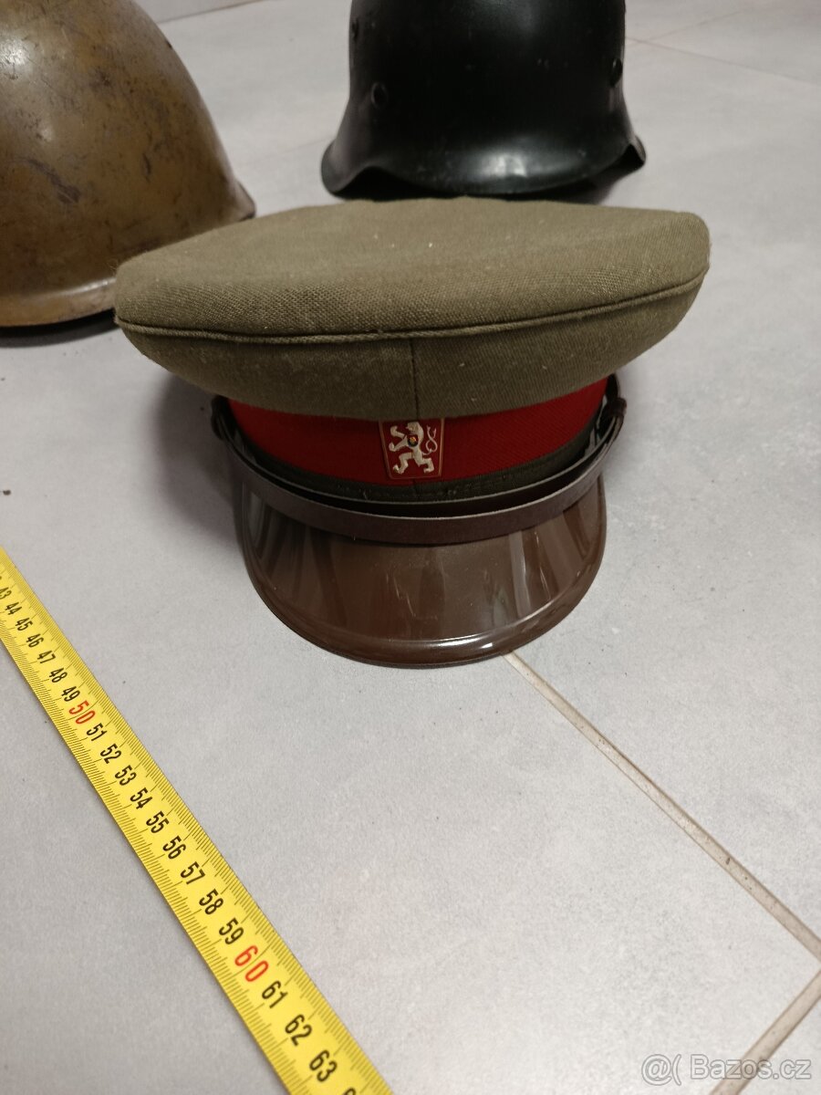 Dvě vojenské helmy a čepice SNB - 10