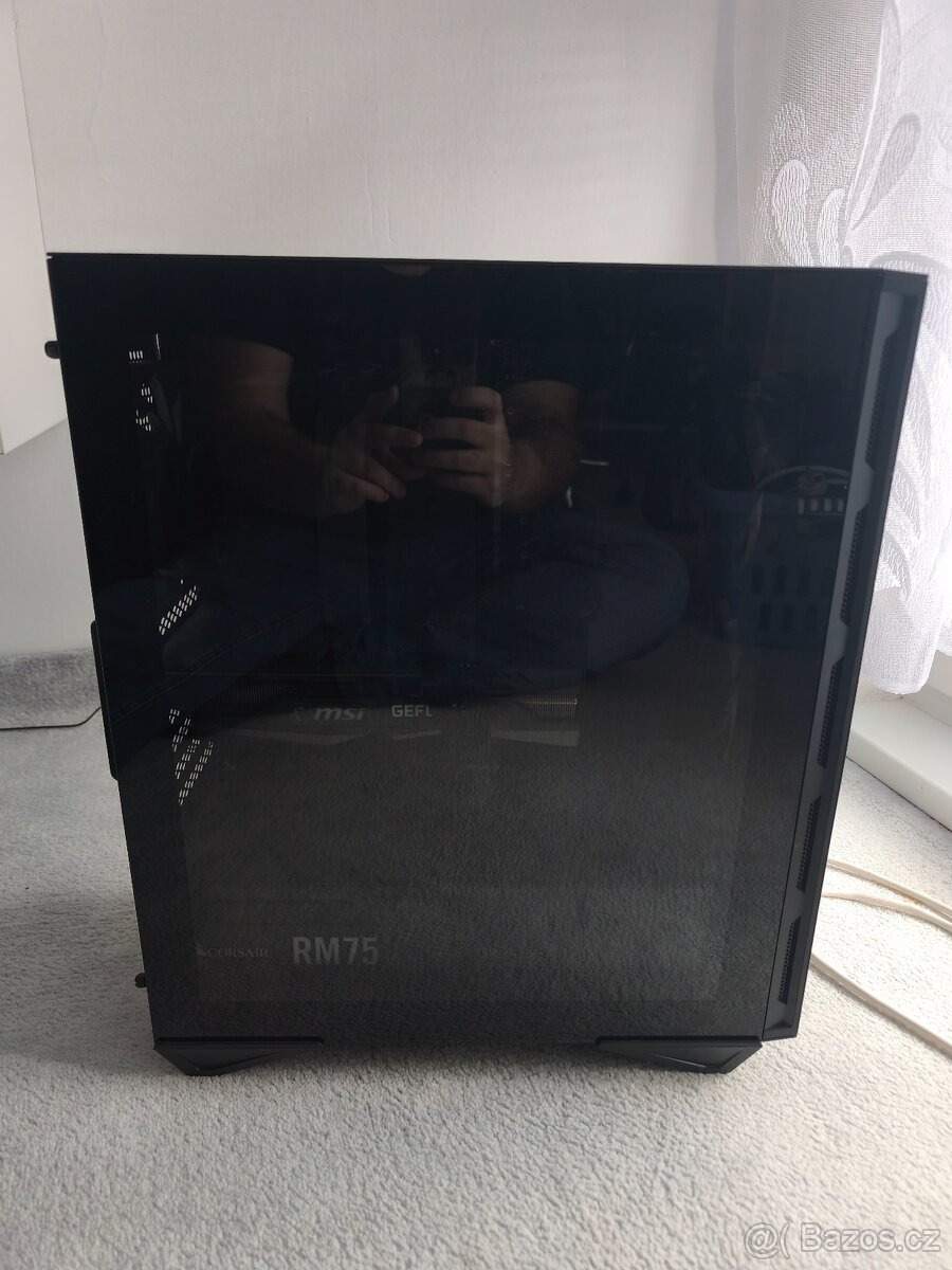 Herní počítač s klávesnicí, monitorem a reproduktory - 10