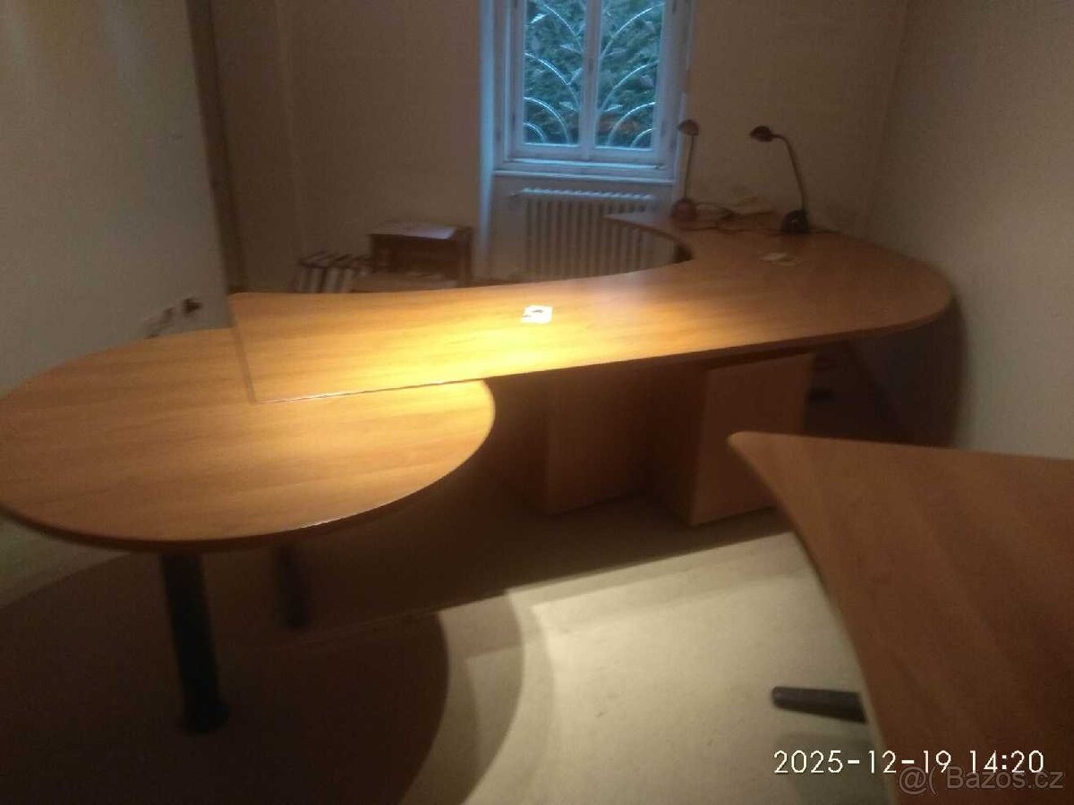 Kvalitní italský kancelářský nábytek - stoly a skříně - 10