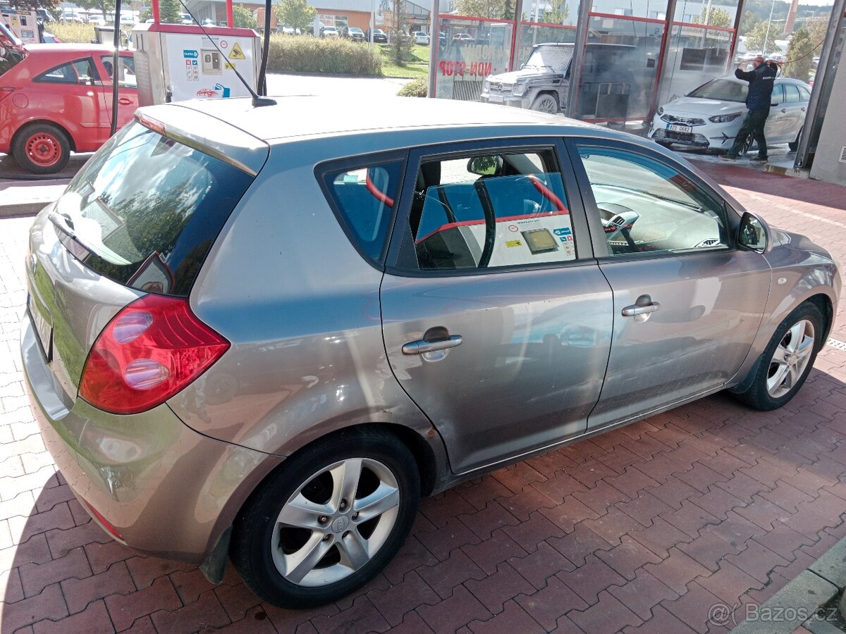 Kia Ceed 1.4, 80 kW, benzín, hatchback - 10