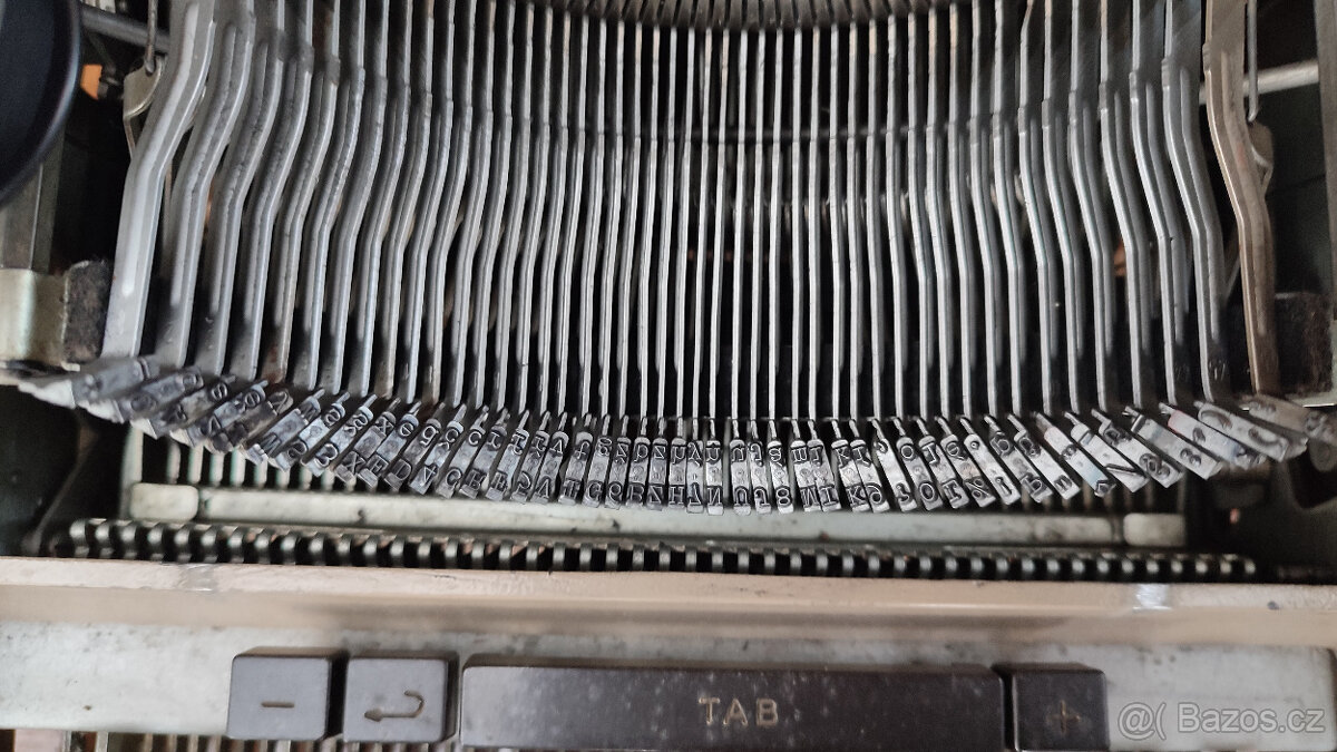 Psací stroj československé výroby - 10