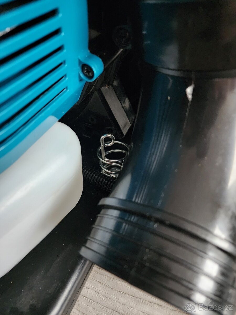 Benzínový zádový foukač listí BBX9900, 4T - 10