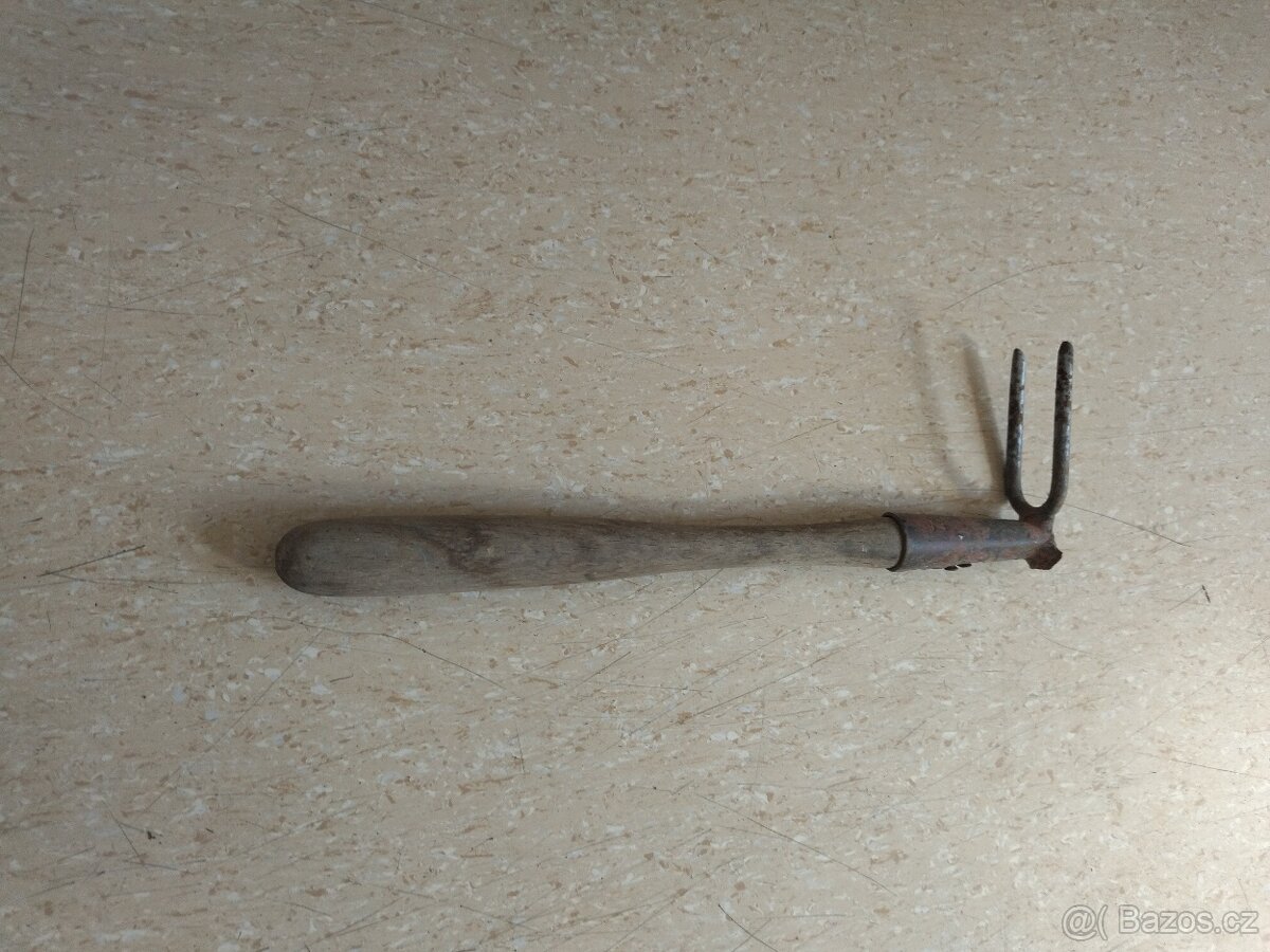 ZAHRADNICKÉ NÁŘADÍ - 10