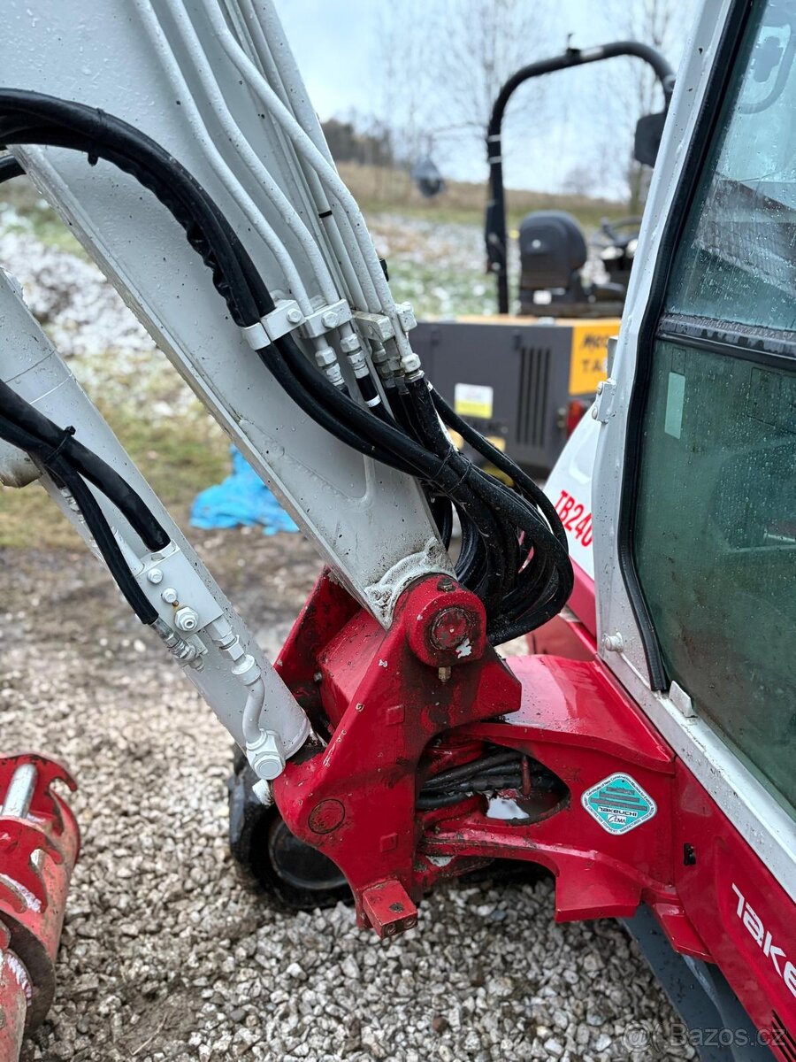 Prodám pásový bagr Takeuchi TB240 POWERTILT - 10