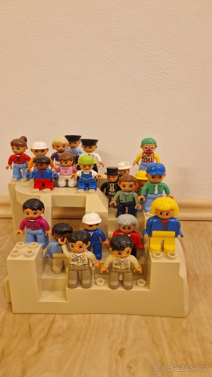 Souprava LEGO Duplo, mnoho figurek, zvířátek a vozítek - 10