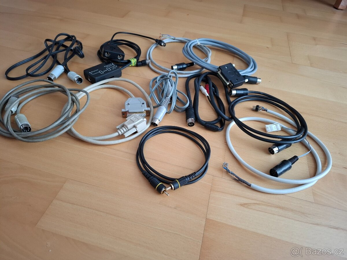 Konvolut/sbírka kabelů pro 8-bitové počítače - 10
