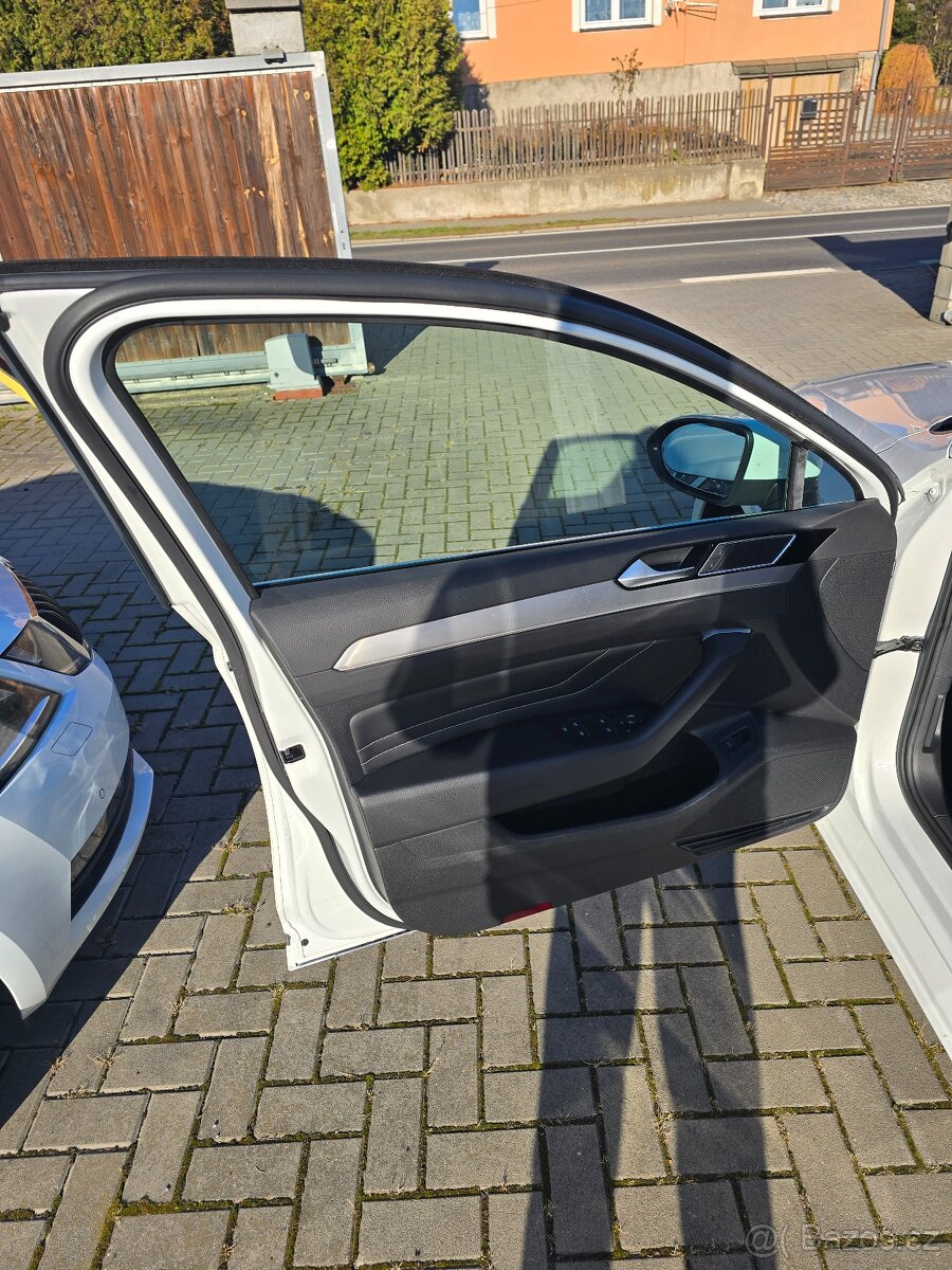 VW Passat 2,0 tdi 110kw HIGHLINE KAMERA - 10
