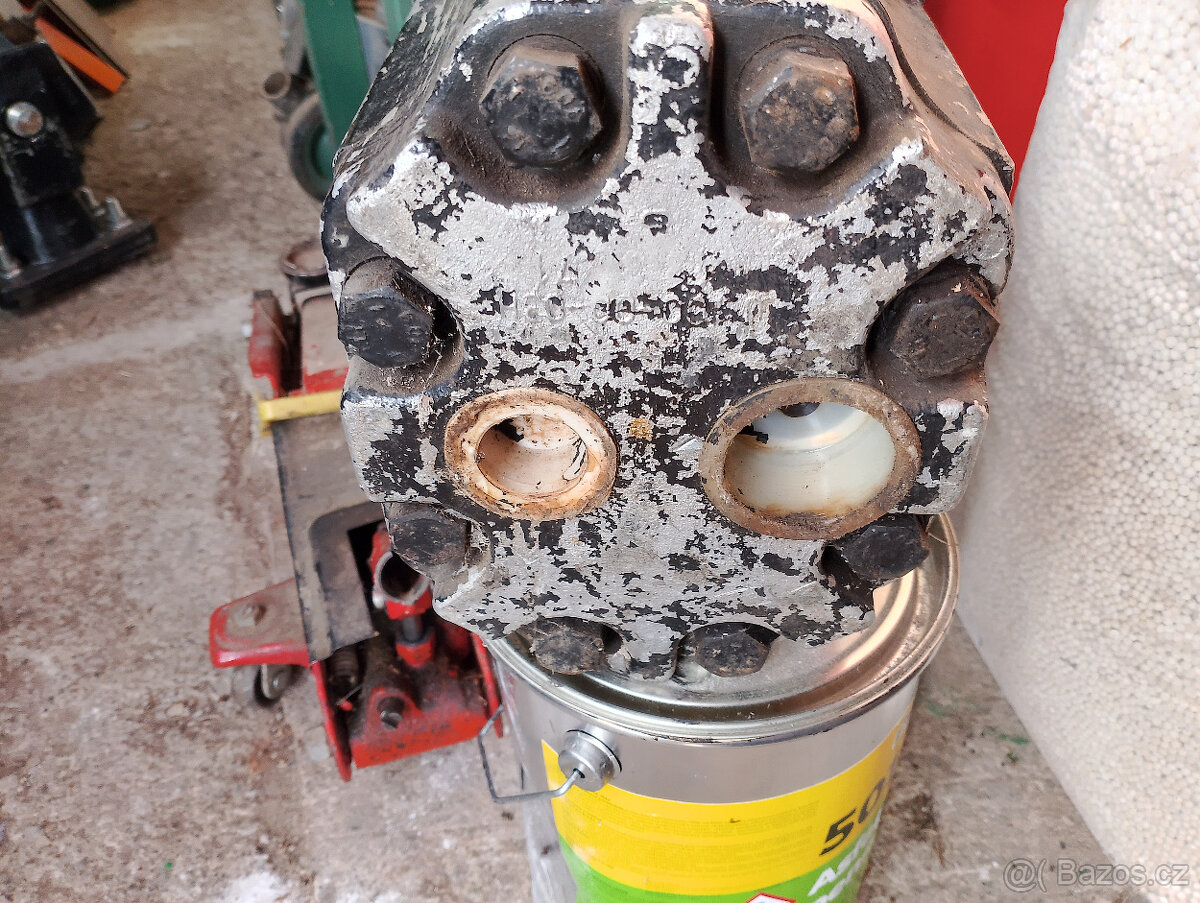 Profilovací lis, CO2 svářečka, sedačky, klec na prase, ad. - 10