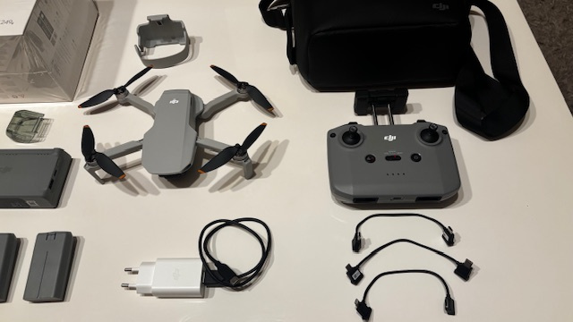 Dron DJI Mini 2 Fly More Combo - 10