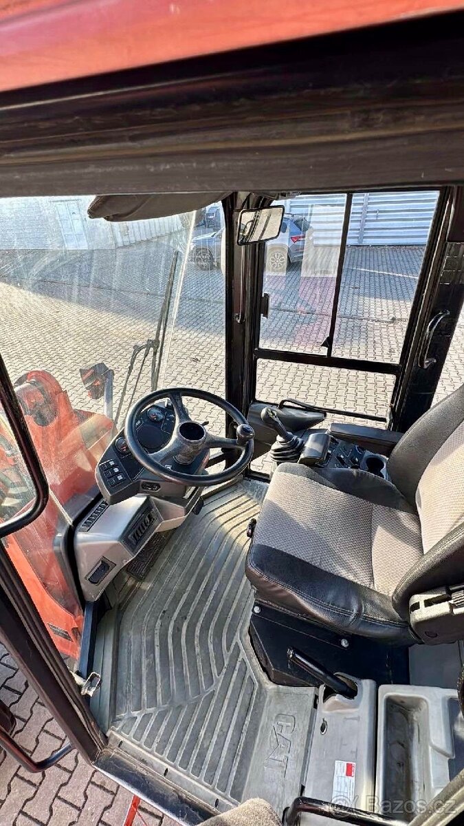 Kloubový nakladač CAT 908 - 10