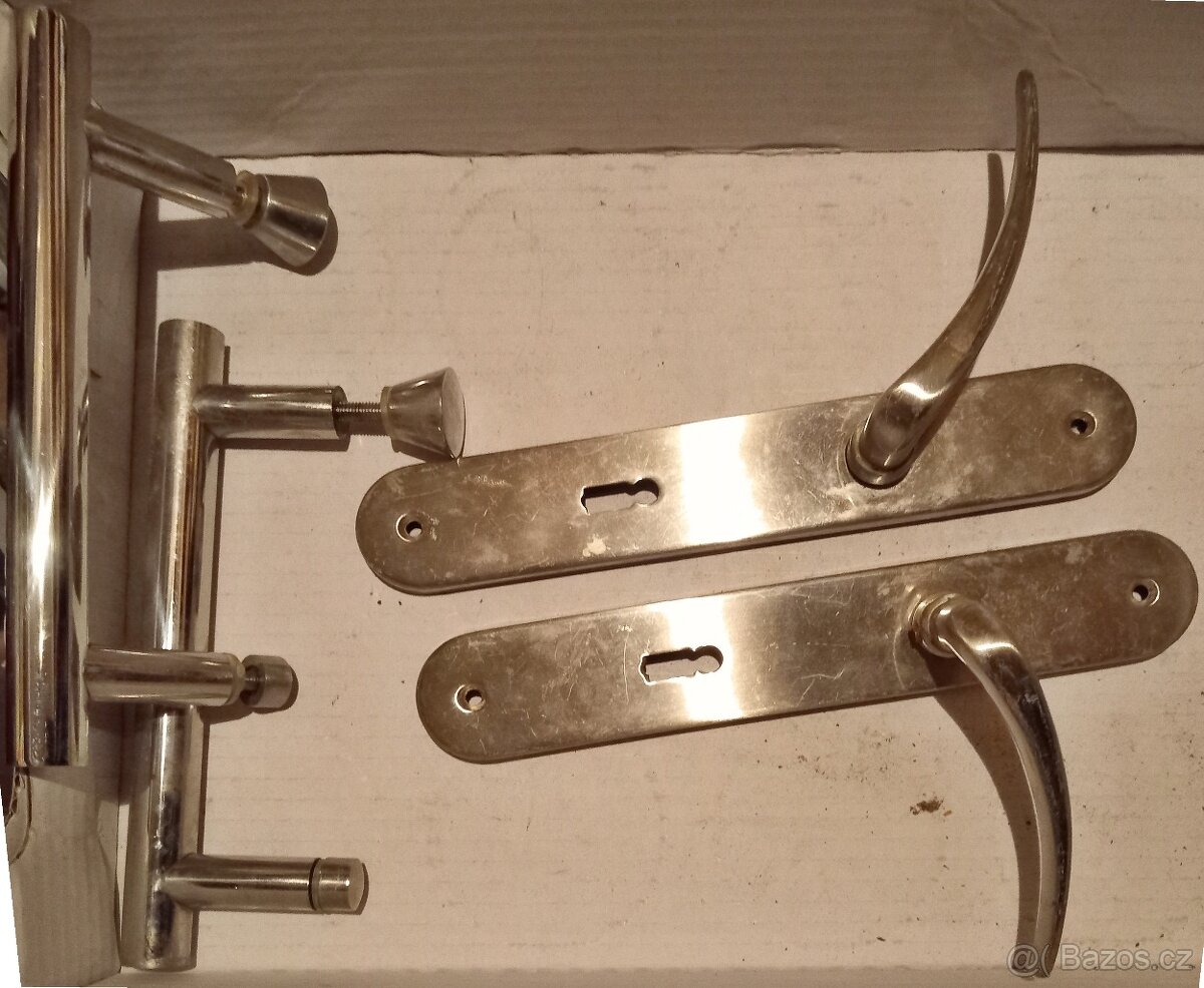 lustr,stínidla,deska šic.stroje,hodiny,dveř. a nábyt. kování - 10