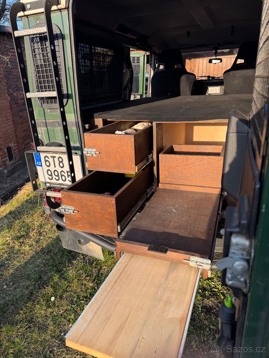 Land Rover Defender 110 - 10