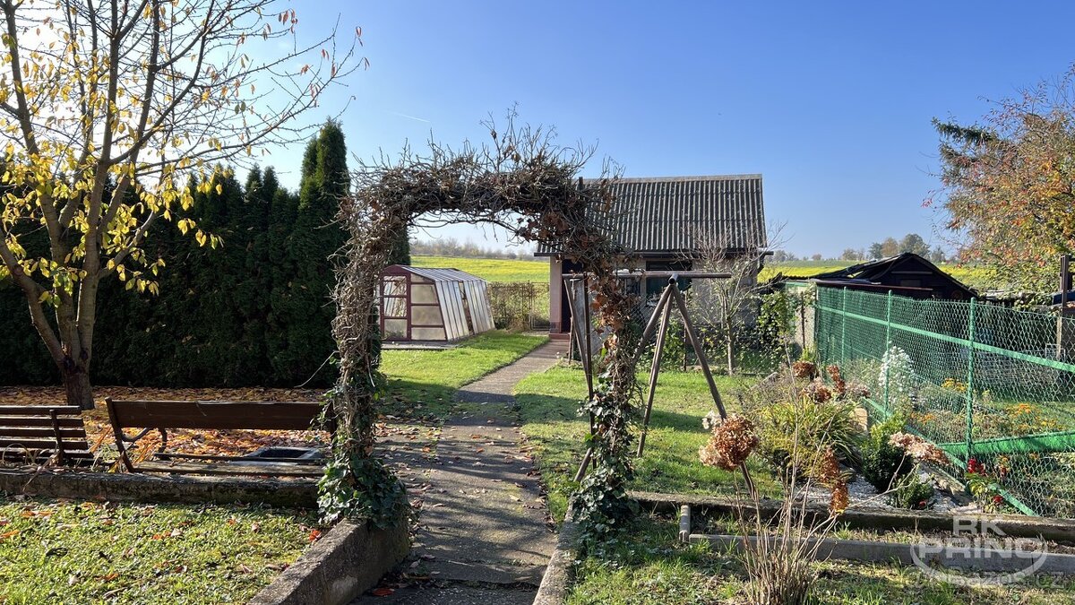 Rodinný dům 230 m2 o dispozici 2x bytová jednotka s garáží n - 10