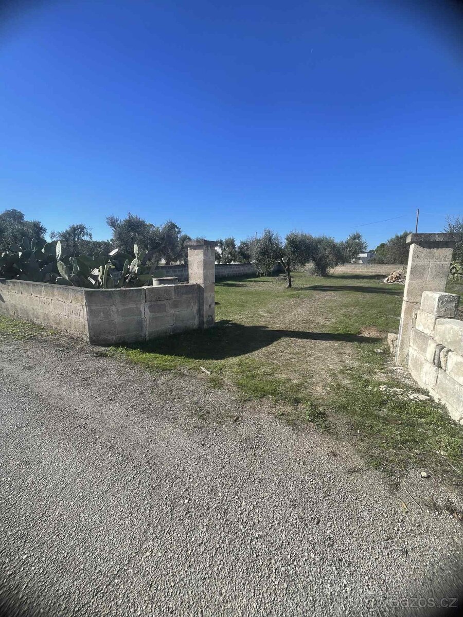 Krásný oplocený pozemek 600 m² se studnou jen 700 m od pláže - 10