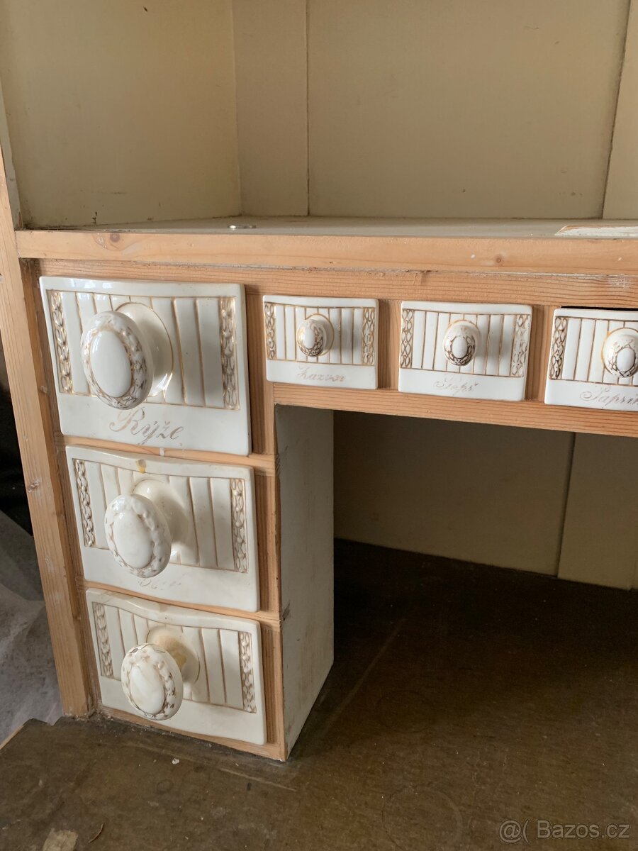 Strozitna kuchynska kredenc - 10