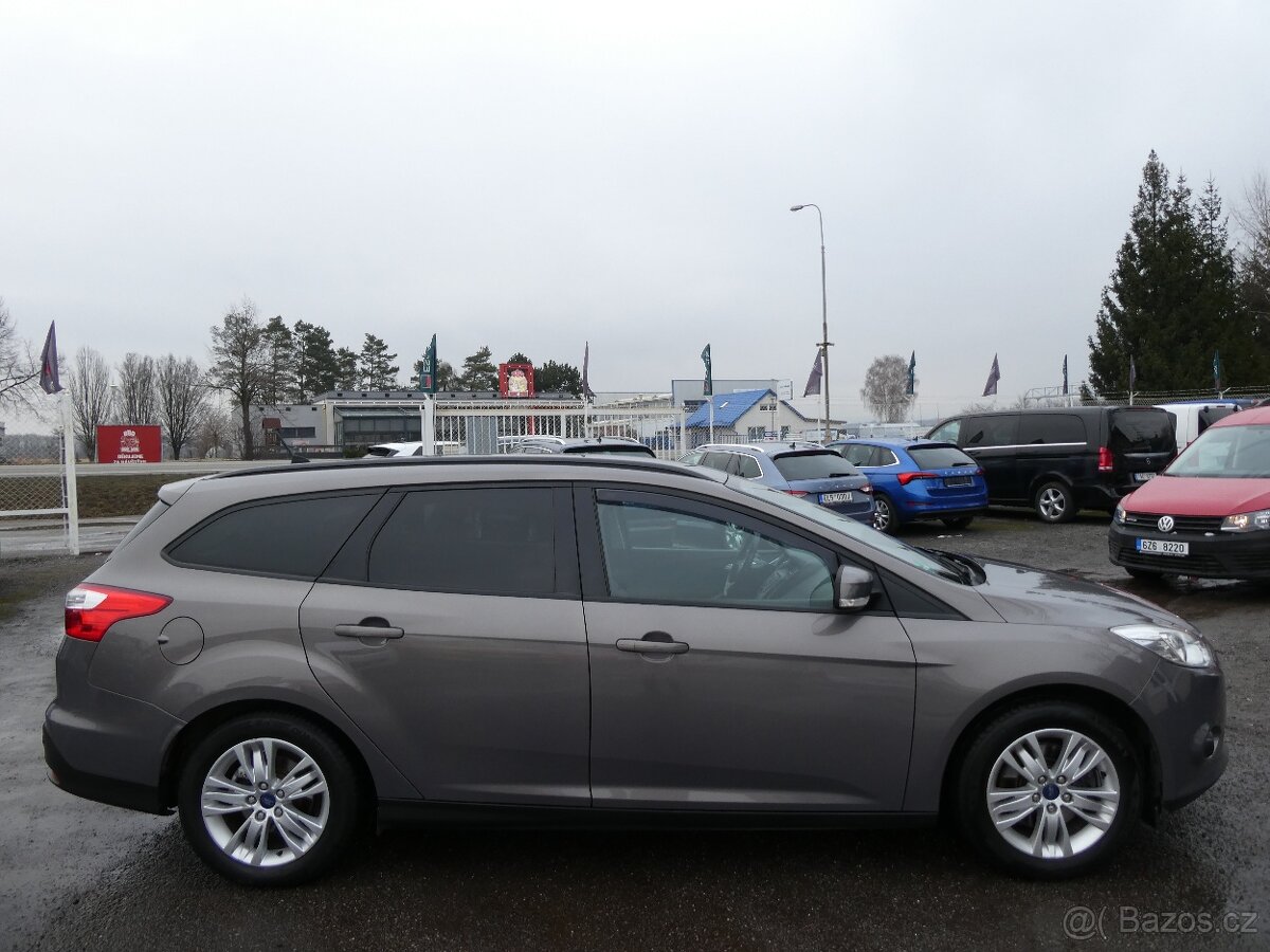 Ford Focus 1.6i 92kW serviska, klima - 10