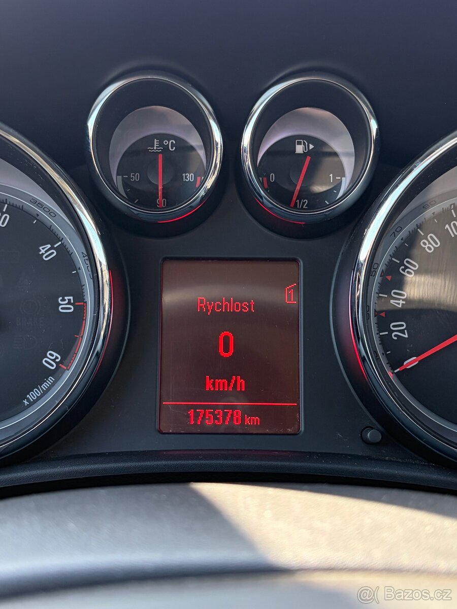 Opel Astra J GTC 2,0 cdti - 10