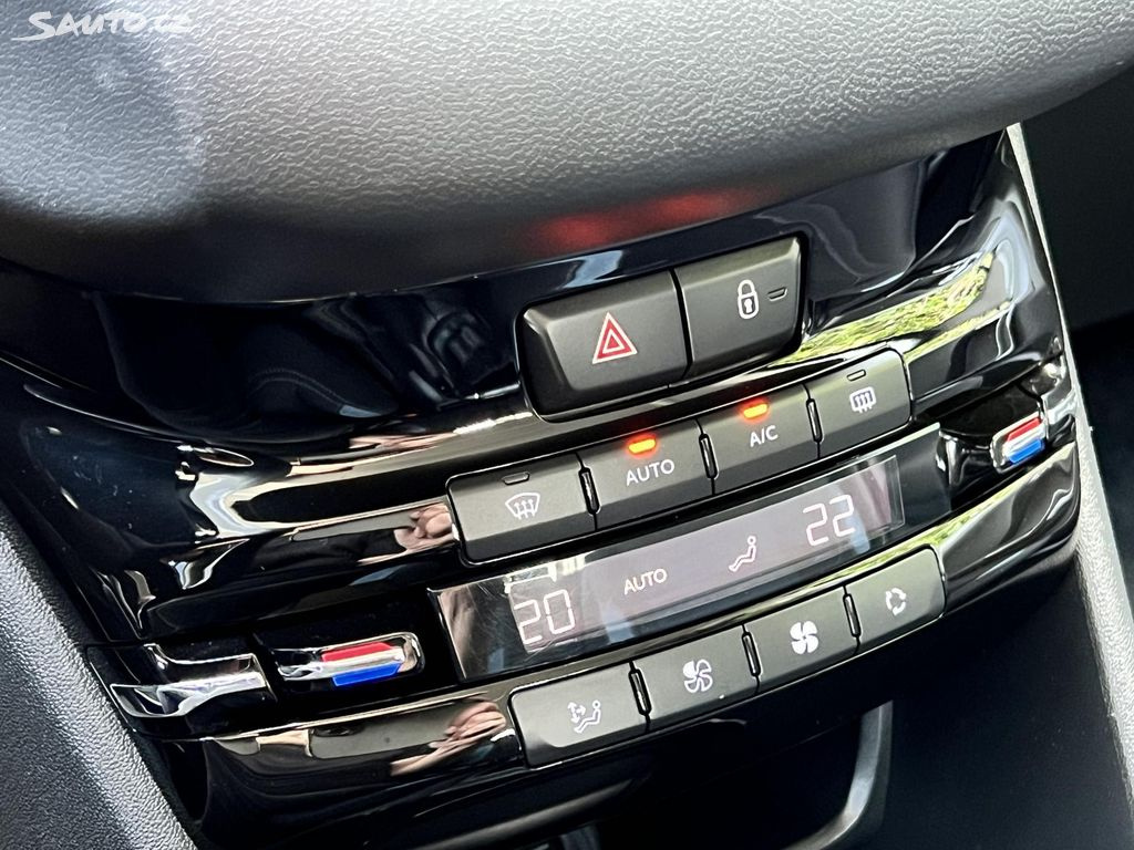 🚗 Peugeot 208 1.2i KLIMA 2015 PANORAMA TEMPOMAT - 10