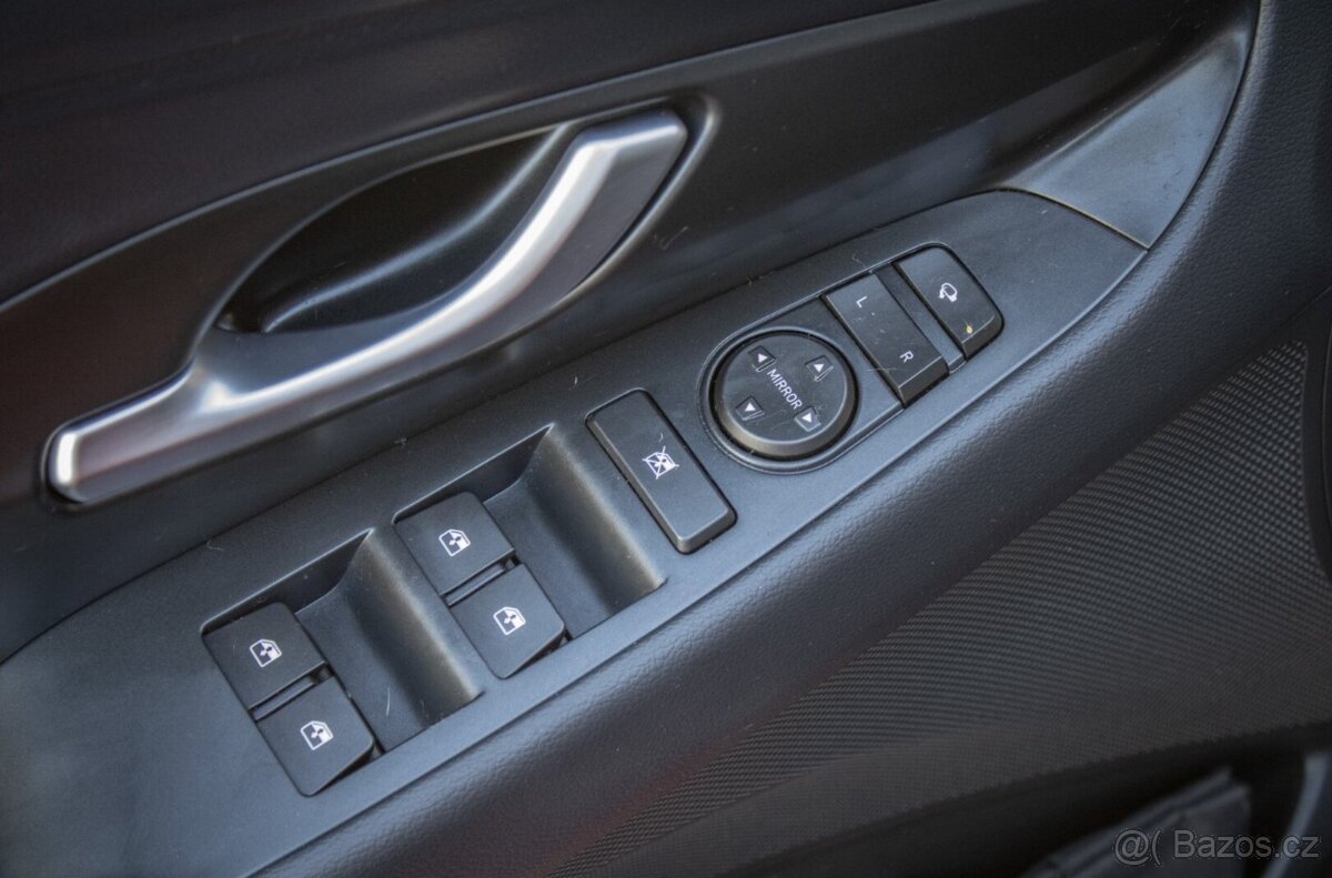 Hyundai i30 fastback MT/6 - 10