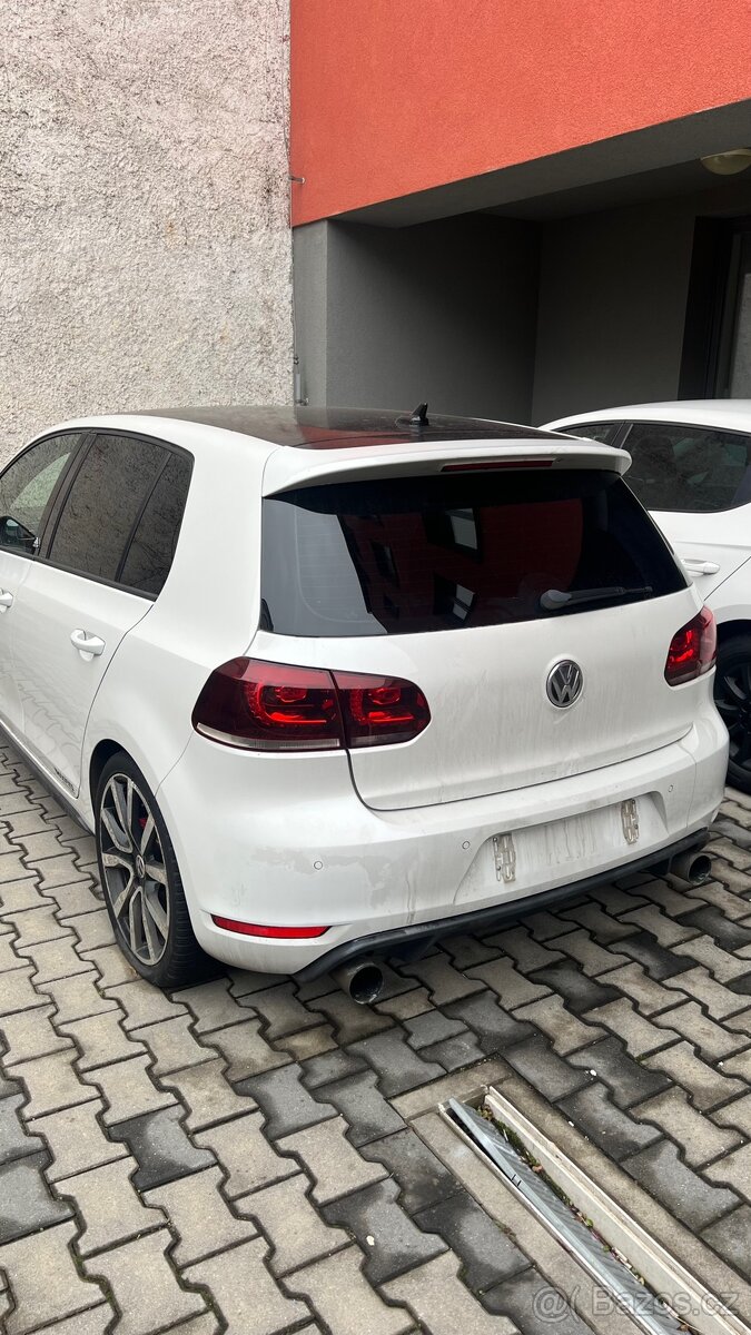 VW Golf VI GTI Adidas Edition - bouraný - 10
