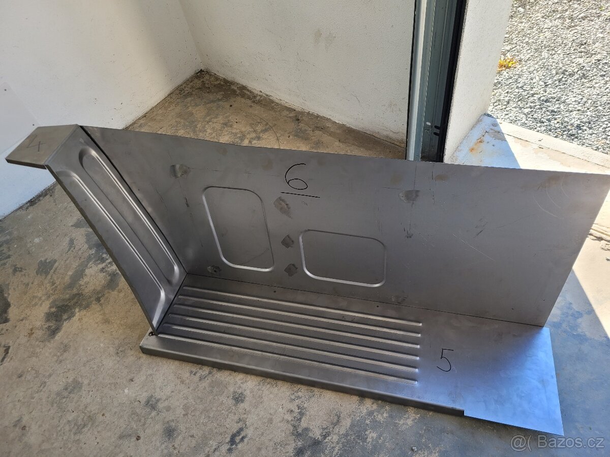 Tatra 148 podběh schodu vnější - 10